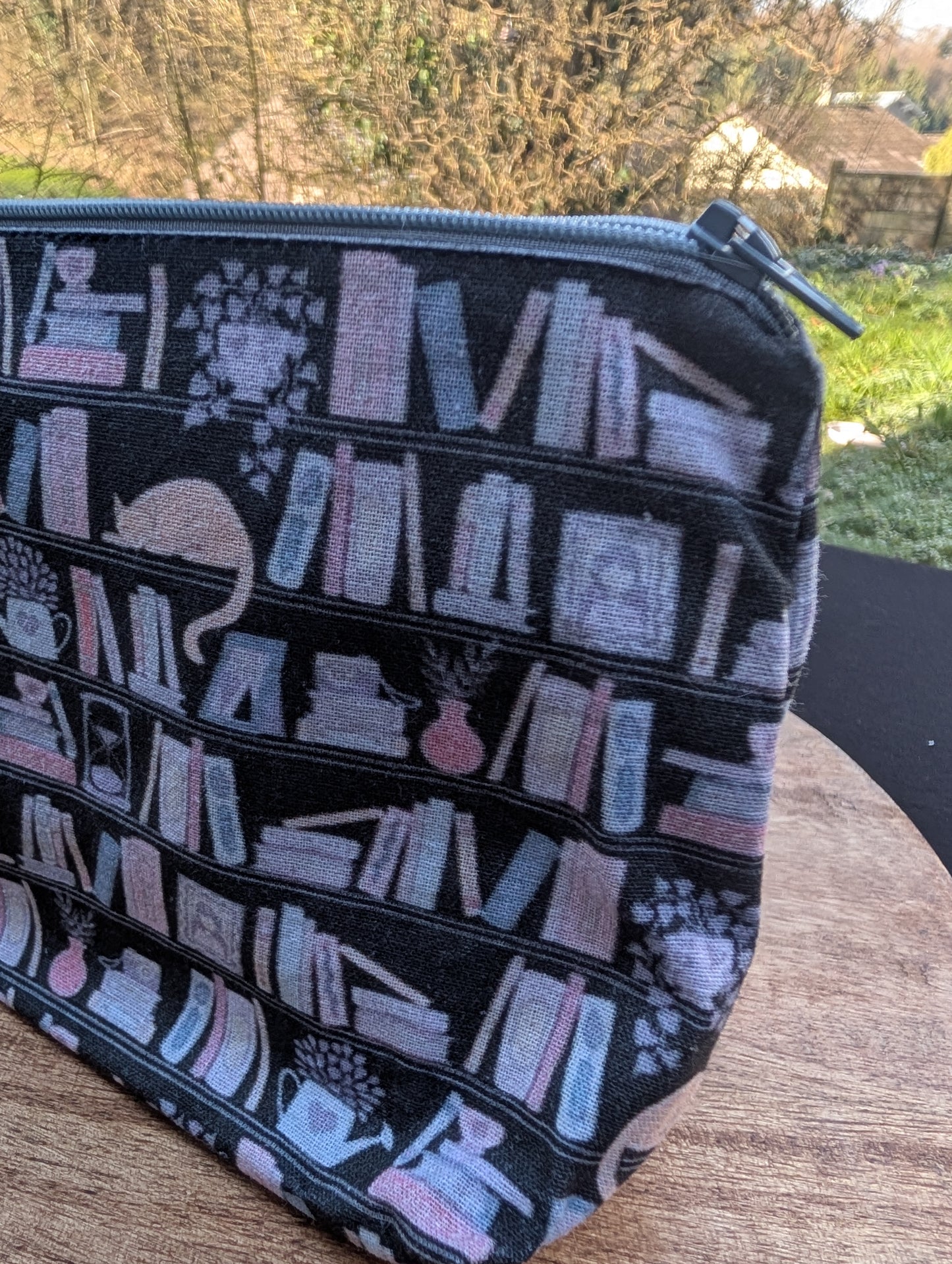 Kleine Kosmetiktasche *Bücherregal*