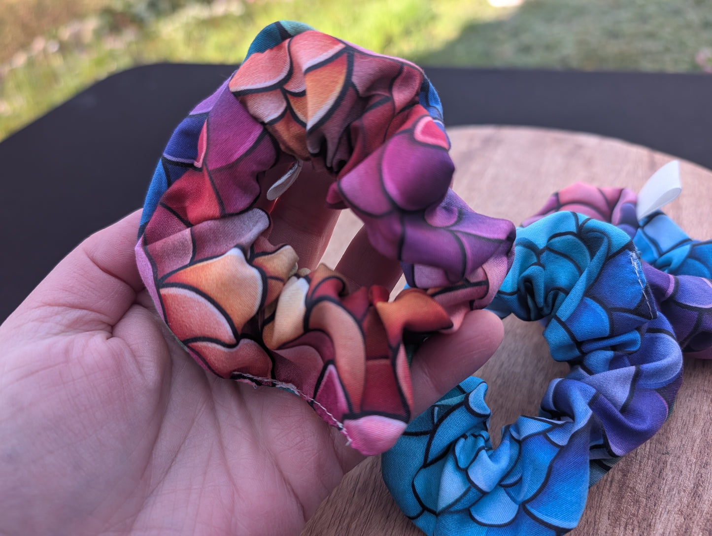 Scrunchie "Regenbogenschuppen"