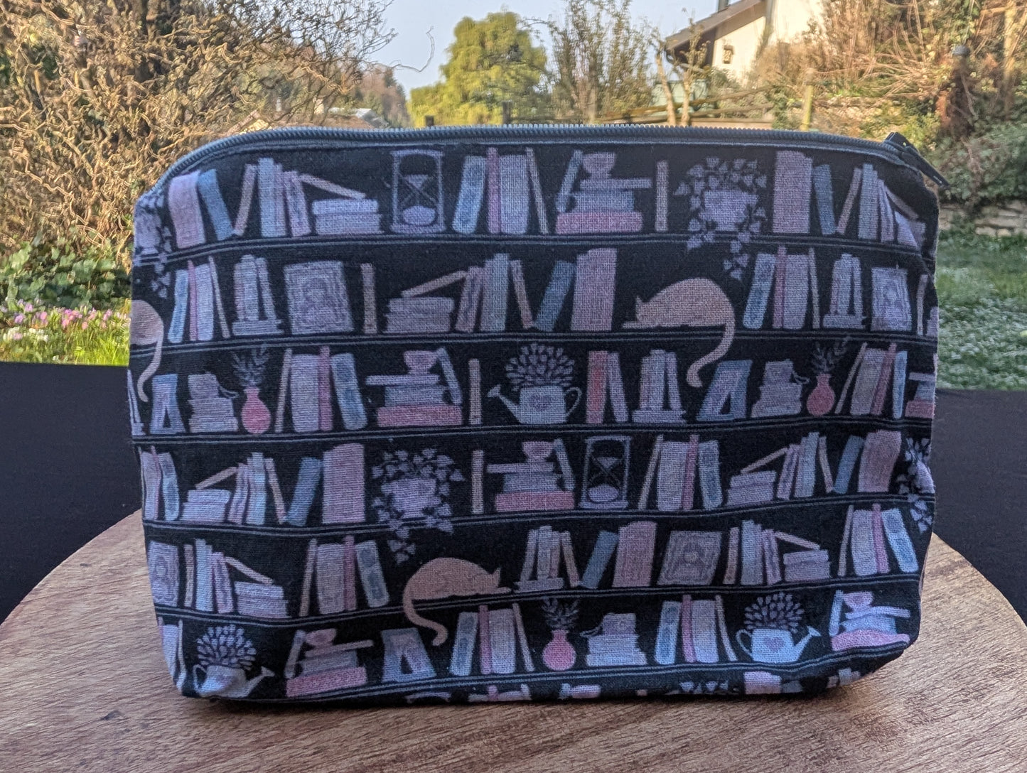 Kleine Kosmetiktasche *Bücherregal*