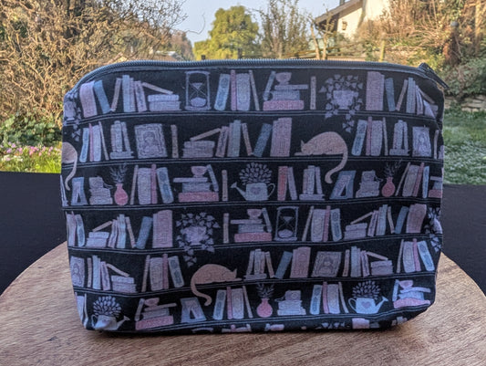 Kleine Kosmetiktasche *Bücherregal*