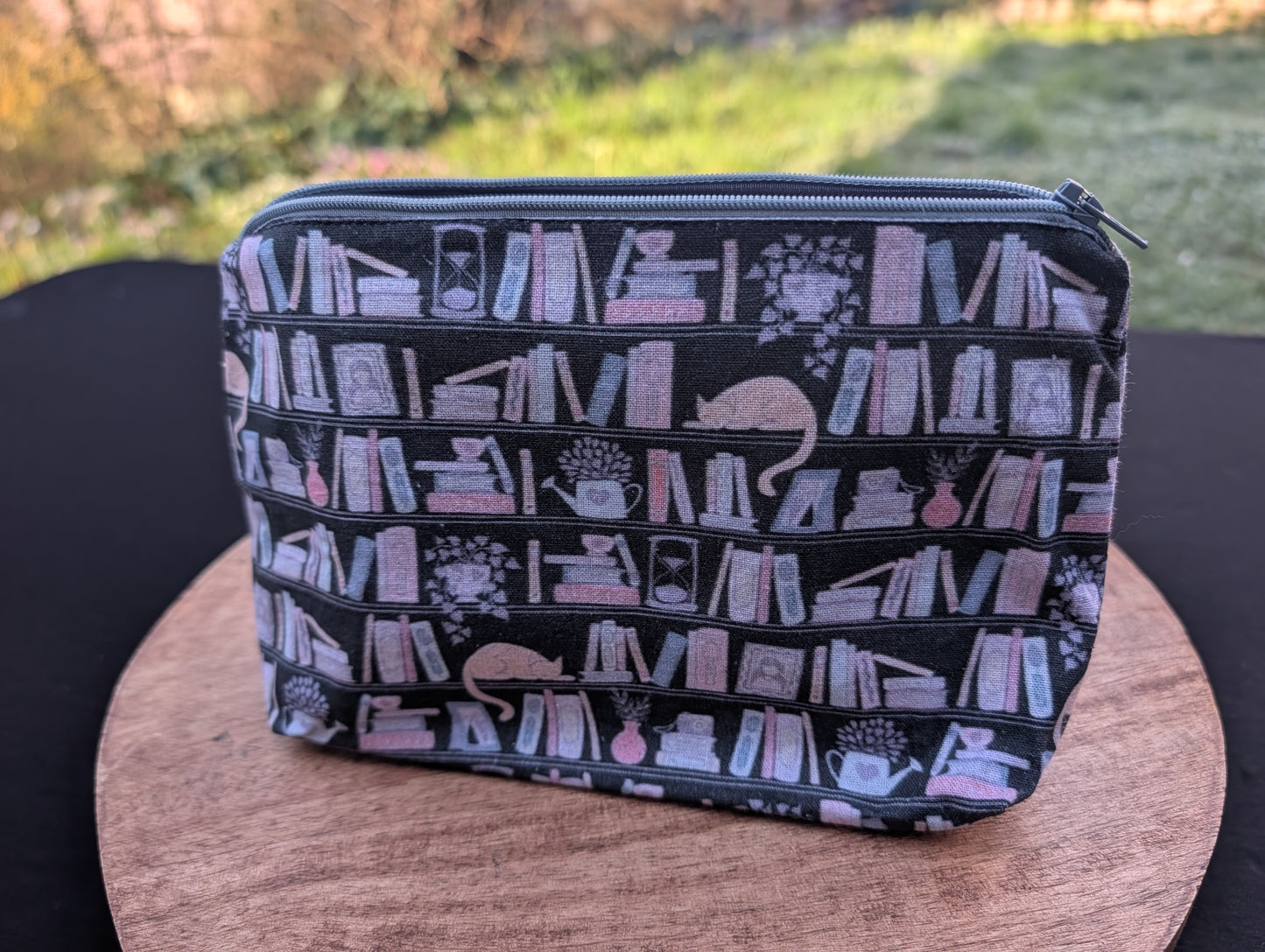 Kleine Kosmetiktasche *Bücherregal*